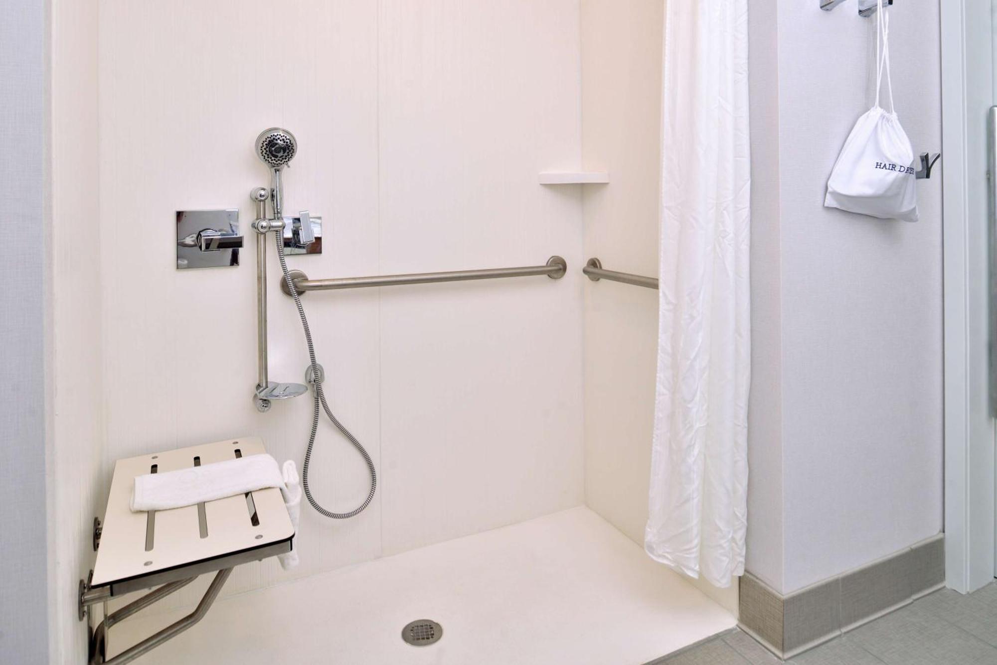 King Room with Roll-In Shower - Mobility and Hearing Access/Non-Smoking,1557373696:JPEG