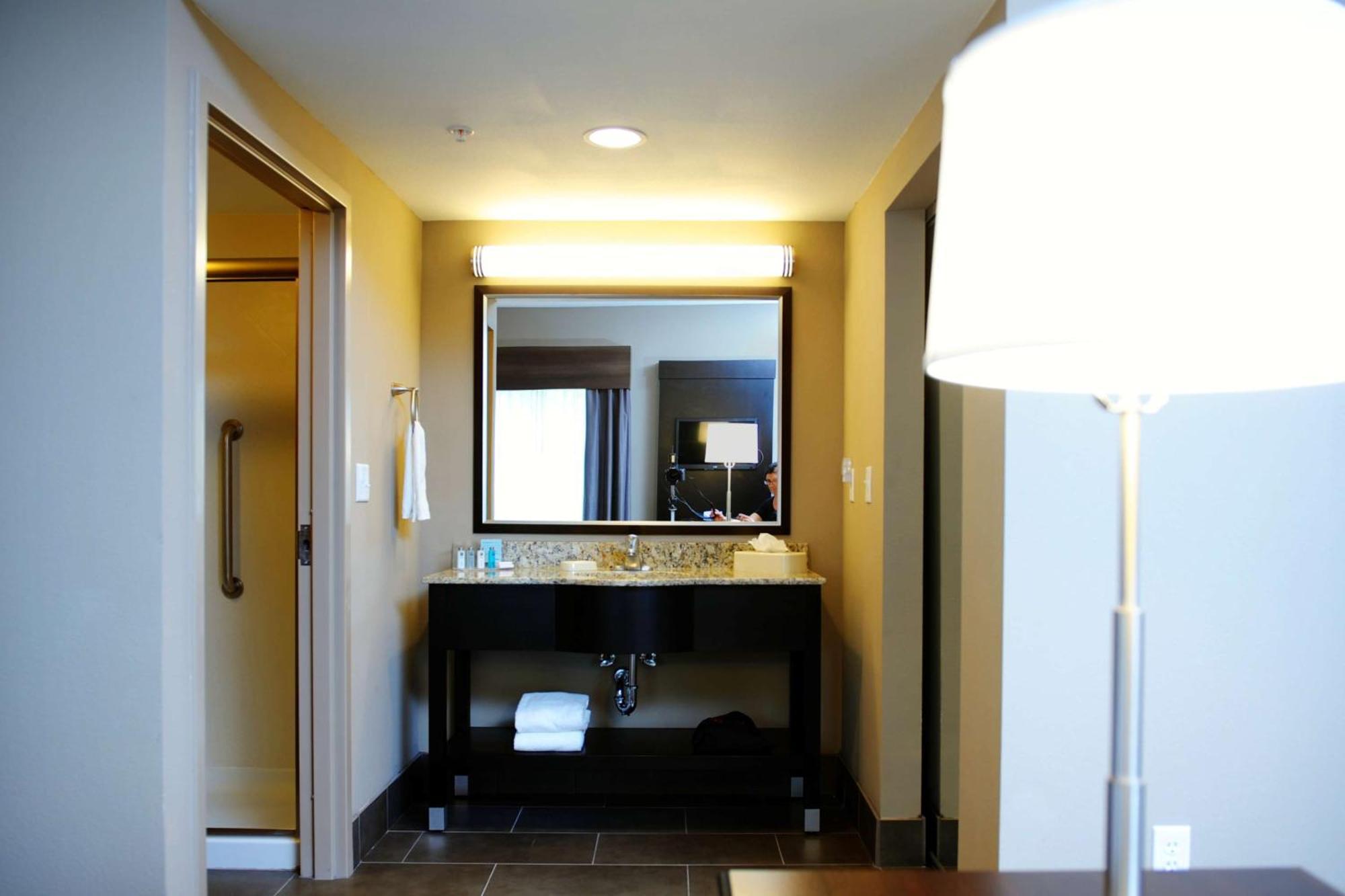 King Room with King Bed - Non-Smoking,1557861187:JPEG
