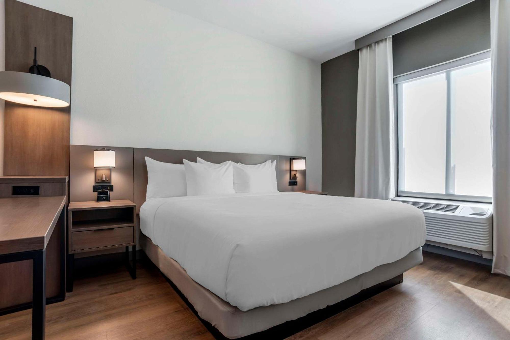 King Room with Roll-In Shower - Disability Access/Non Smoking
