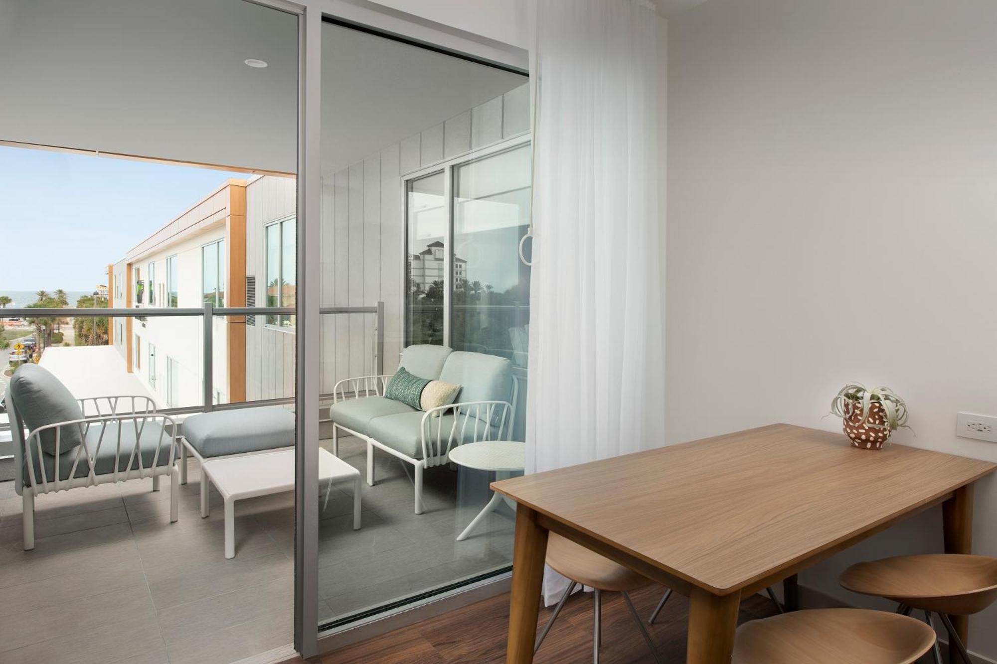 Studio Commons 4 Bedroom Suite Balcony