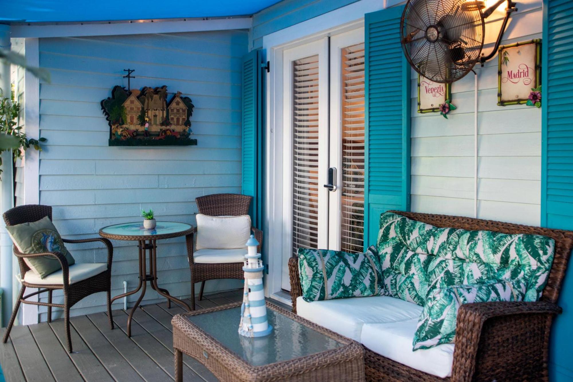Standard Queen Room Poolside