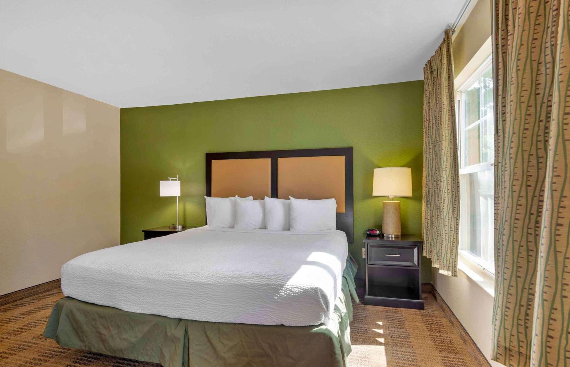 Deluxe Studio 1 King Bed Disability Access Non-Smoking,1587518932:JPEG