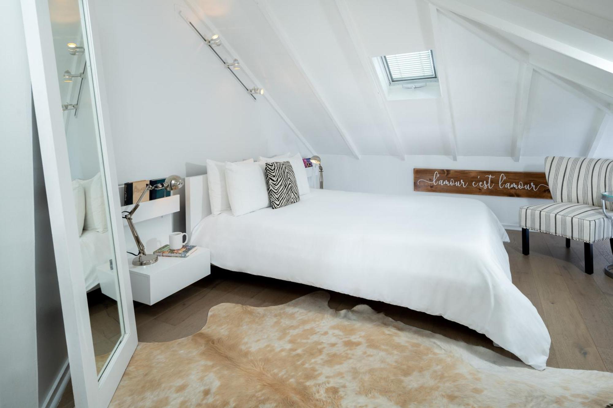 Room 9 Queen Room