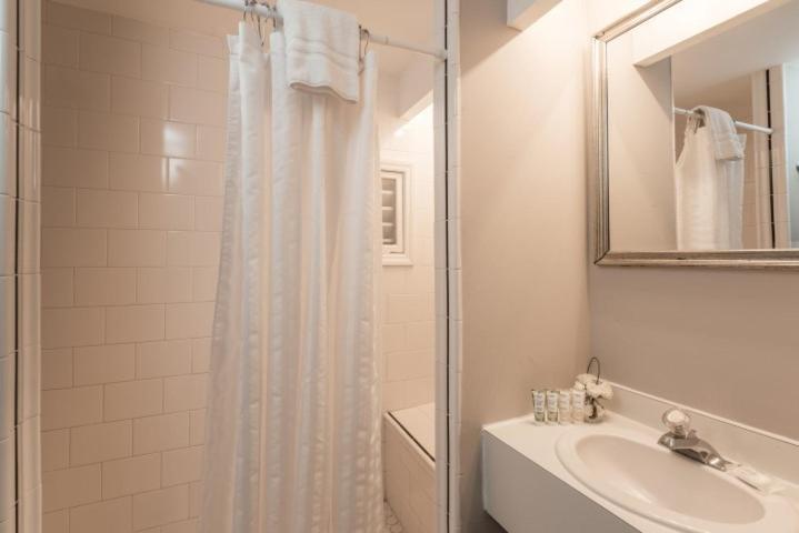 Room 7 King Room