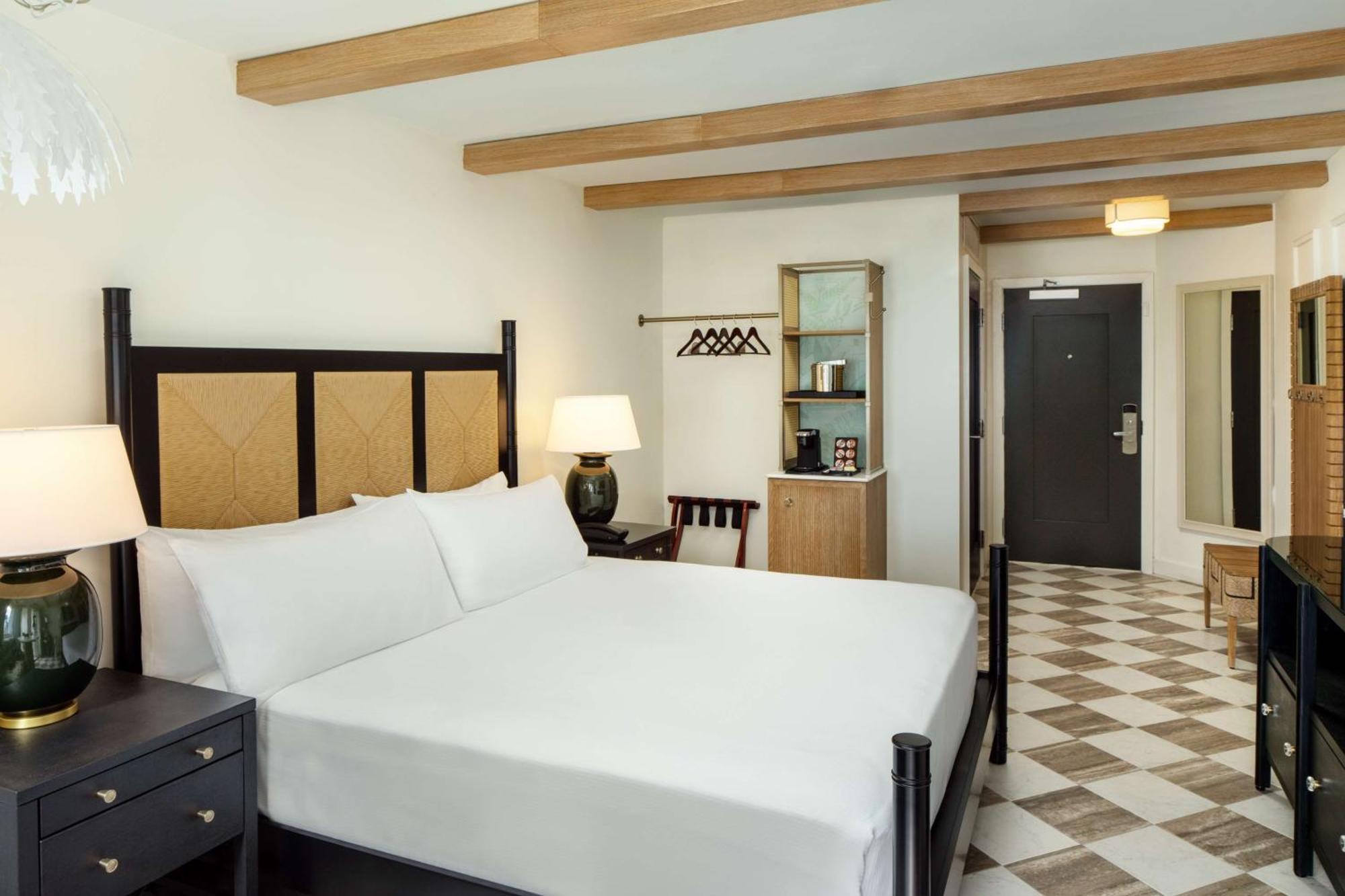 Zimmer mit 2 Queensize-Betten und Ausgang zum Meer
