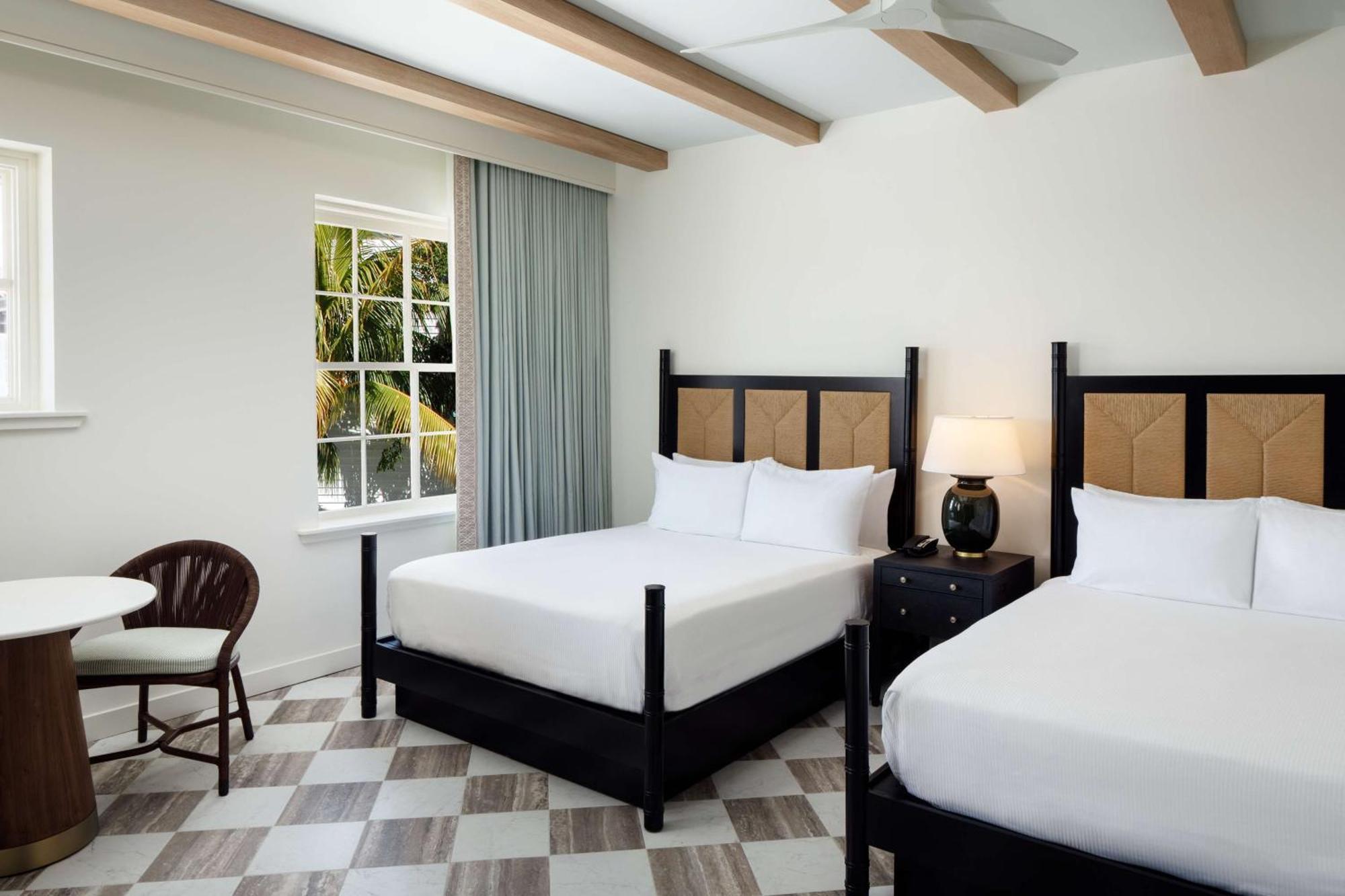 Zimmer mit 2 Queensize-Betten und seitlichem Meerblick