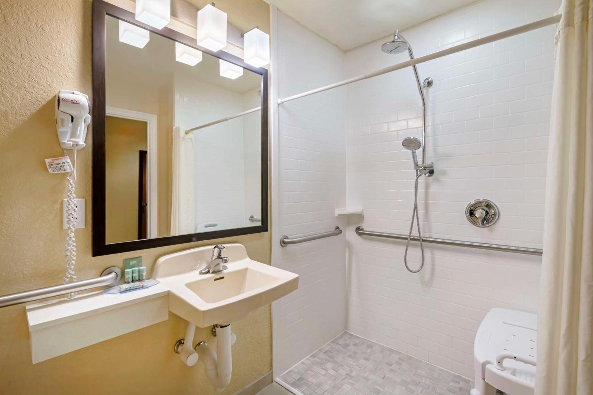King Room with Sofa Bed and Roll-In Shower - Disability Access,1600582302:JPEG