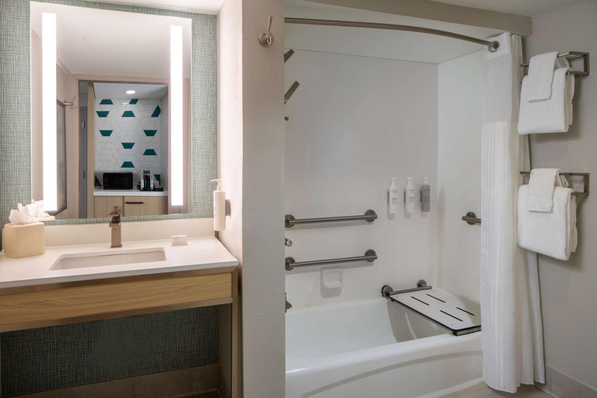 Queen Room Two Queen Beds Tub Mobility Hearing Accessible