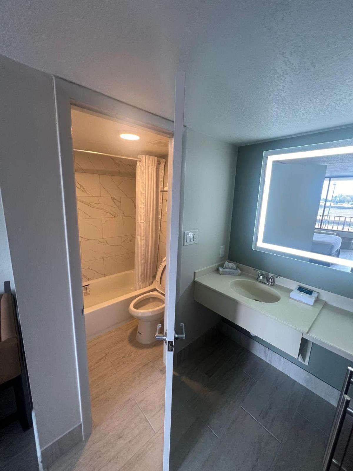 King Suite with Living Room - Non Smoking