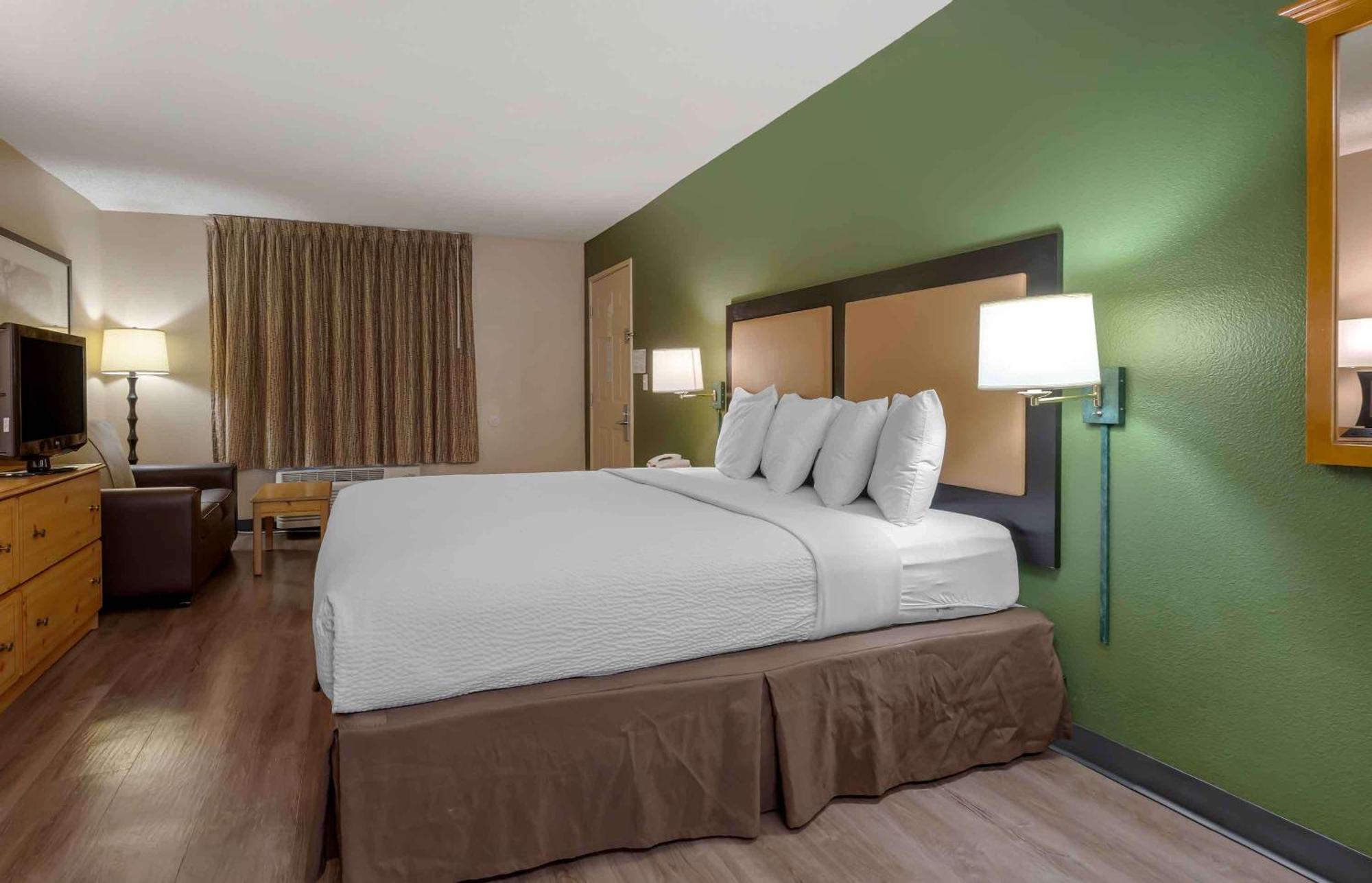 Deluxe Studio 1 King Bed Non-Smoking