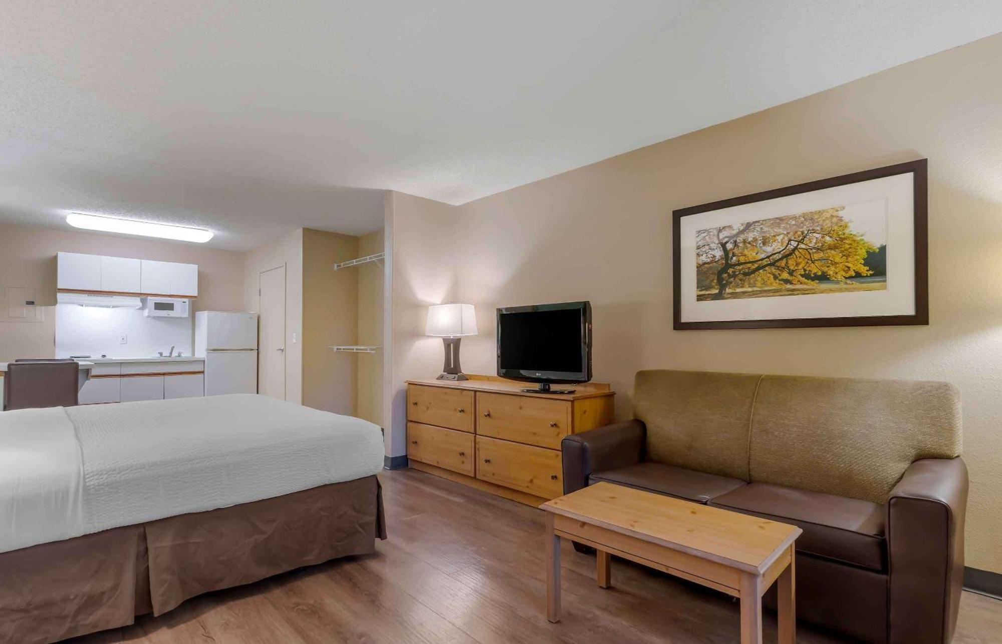 Deluxe Studio 1 King Bed Non-Smoking