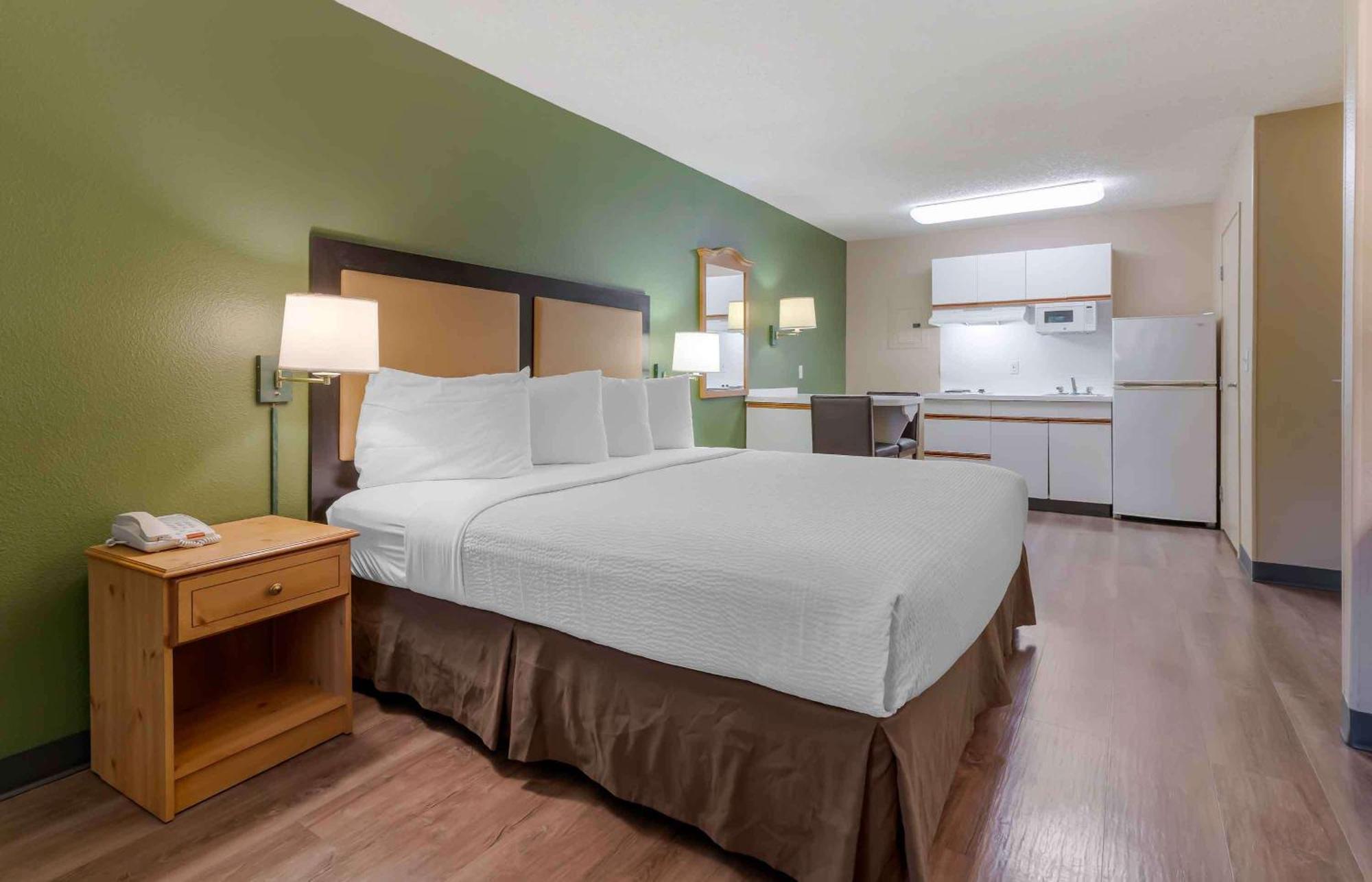 Deluxe Studio 1 King Bed Non-Smoking