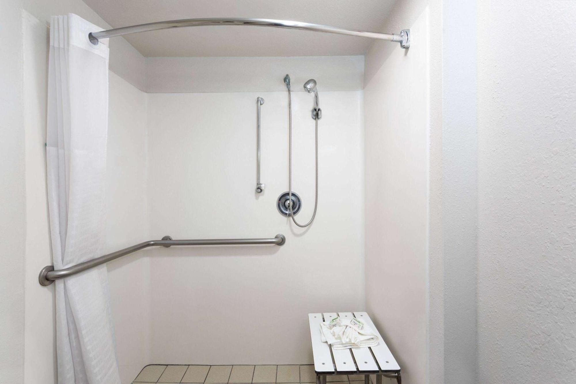 King room, Mobility/Hearing Impaired Access with  Bathtub w/Grab Bars, Non-Smoking