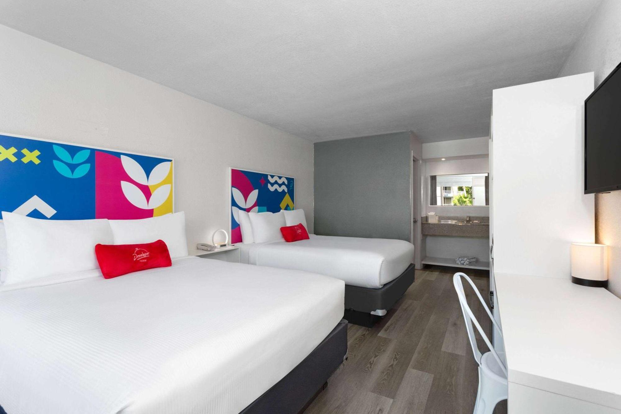 Queen Room Two Queen Beds City View Non-Smoking