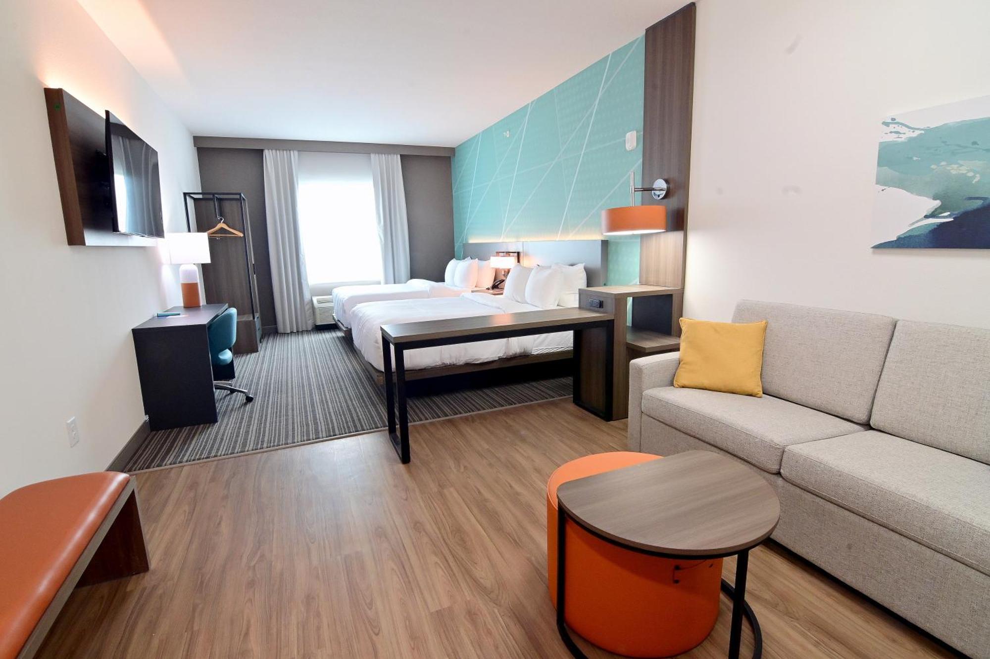 Queen Suite with Two Queen Beds and Sofa Bed - Non Smoking