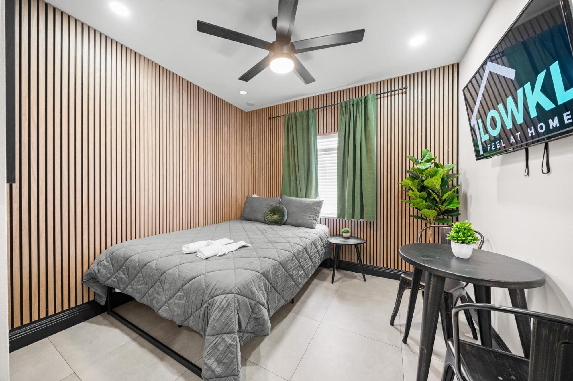 Superior Queen Studio Kitchenette