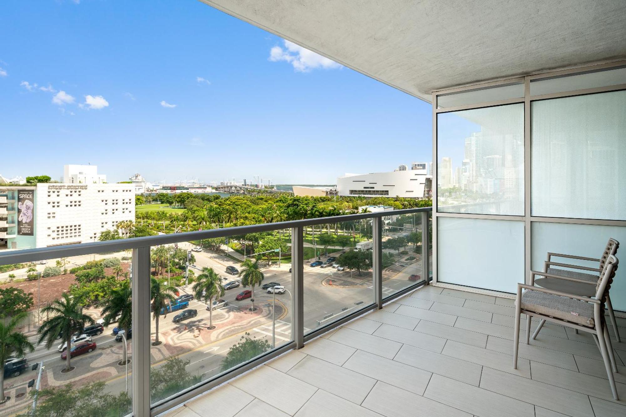 Corner Bay View Jr Suite King Balcony