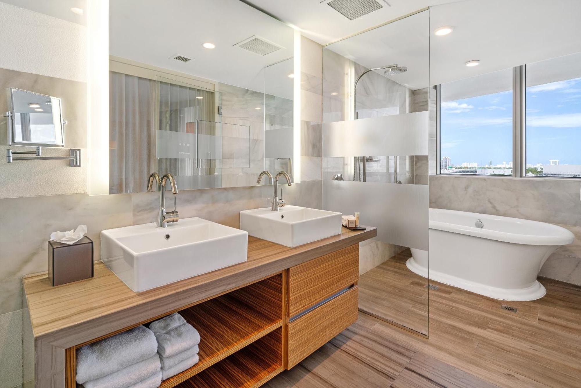 Deluxe Bay View King Balcony