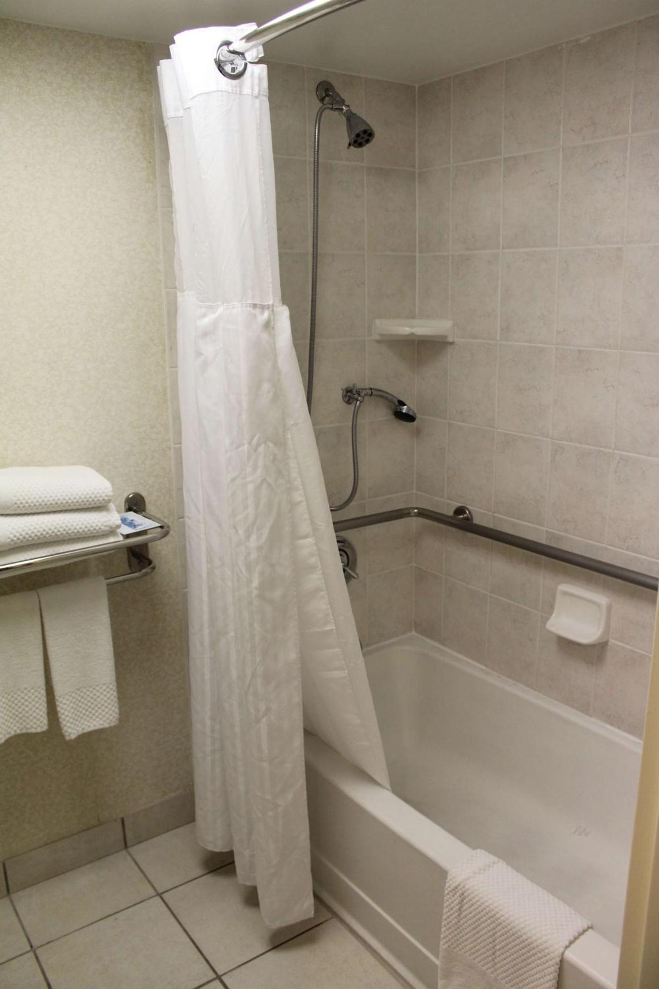King Room with Accessible Tub - Mobility Access,1622020135:JPEG