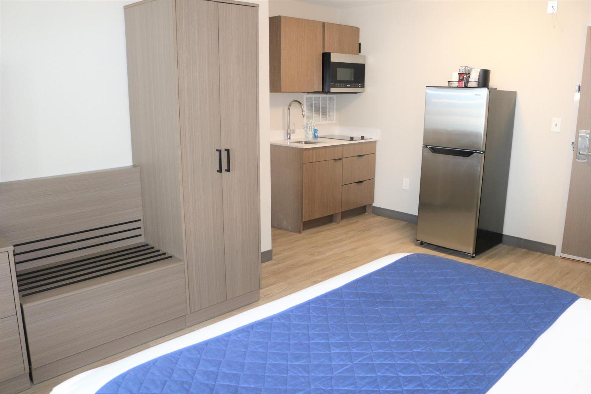 Queen Room Two Queen Beds City View Kitchenette or Non-Smoking