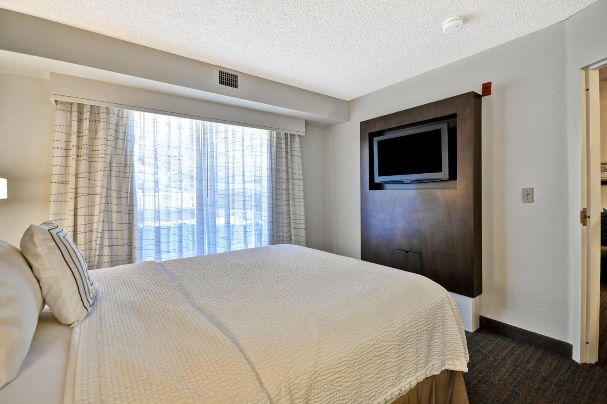 One-Bedroom Queen Suite Sofa Bed