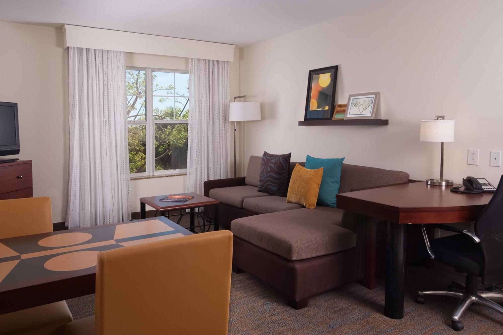 Suite mit 1 Schlafzimmer mit Queensize-Bett und Schlafsofa.