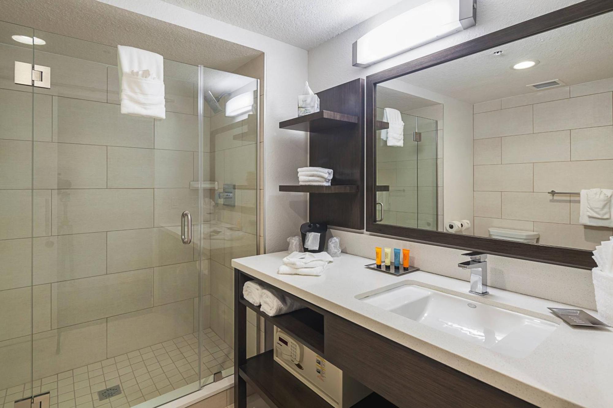 1 Bedroom Junior Suite 1 King Partial water view,1632220018:JPEG