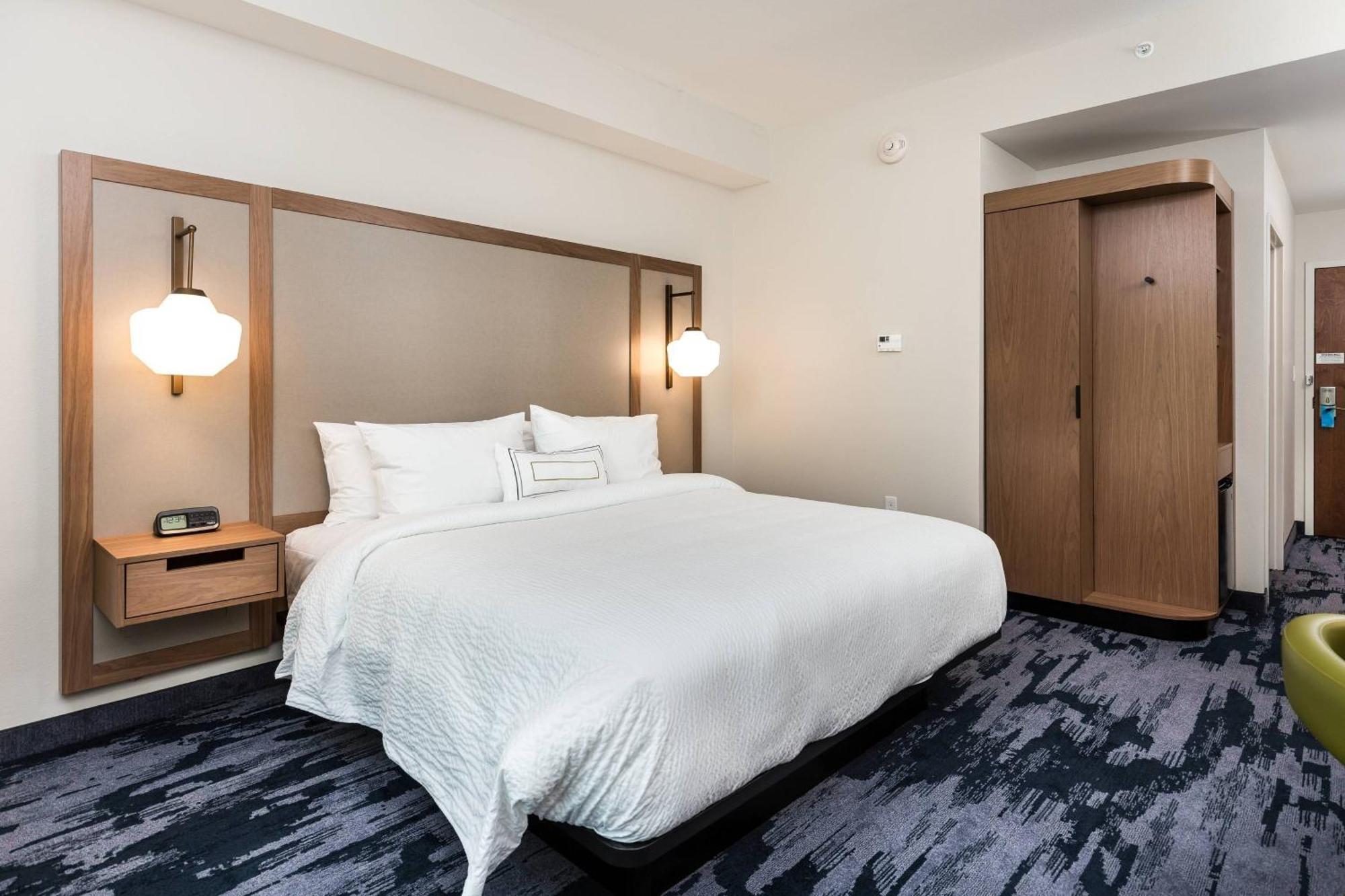 King Room with Roll-In Shower and Transfer Shower - Mobility Access
