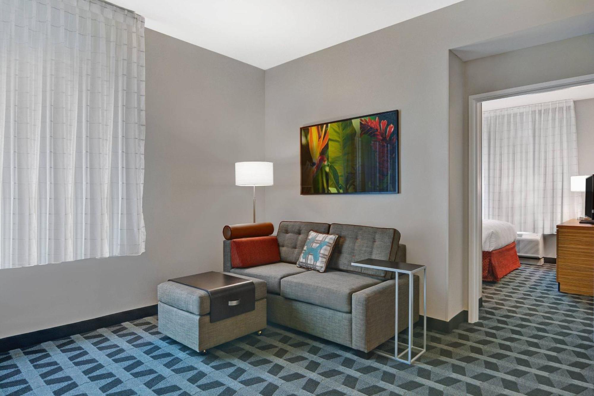 1 Bedroom Suite 1 Queen Sofa bed