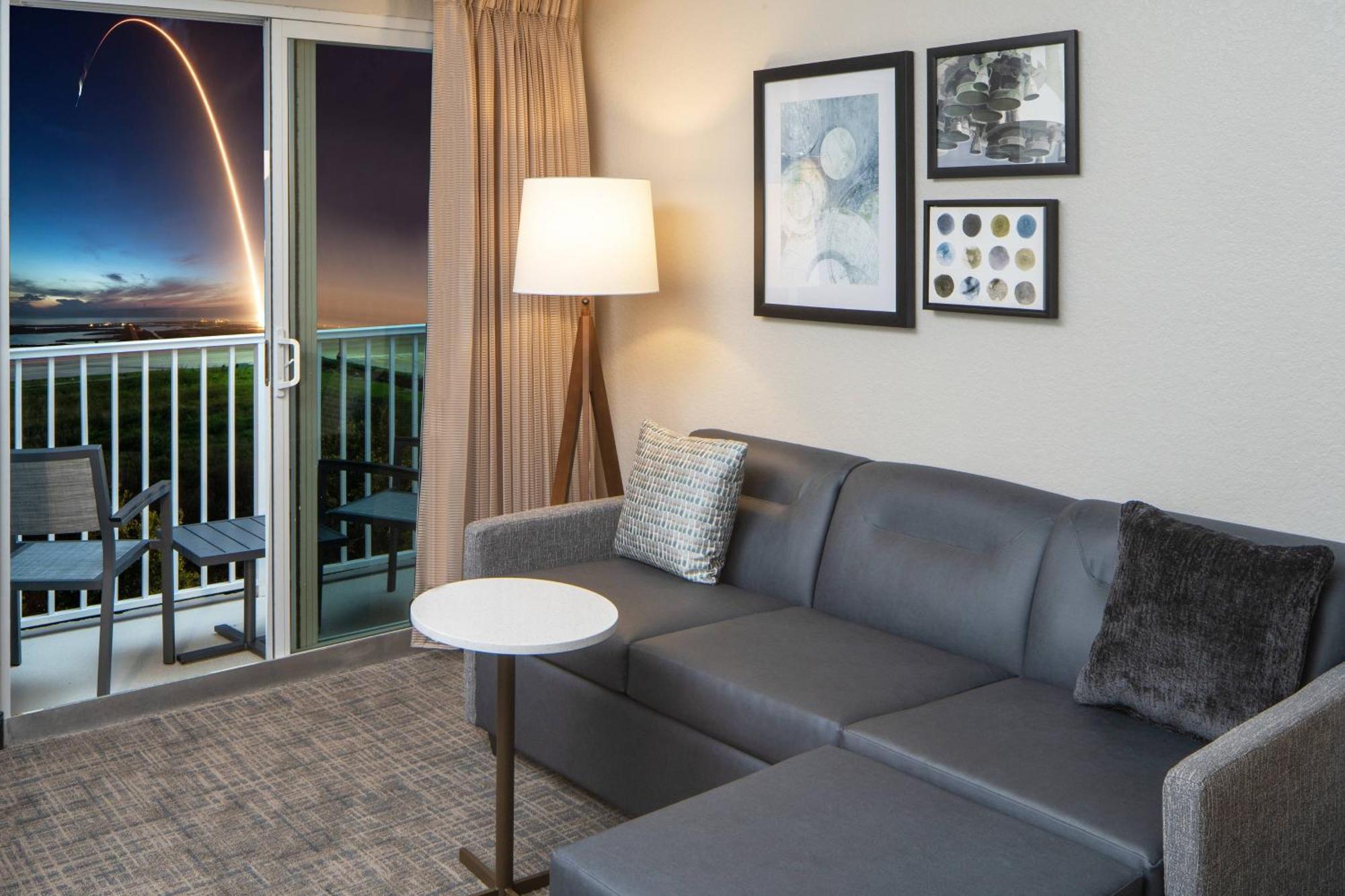 1 Bedroom Suite 1 King Sofa bed Balcony