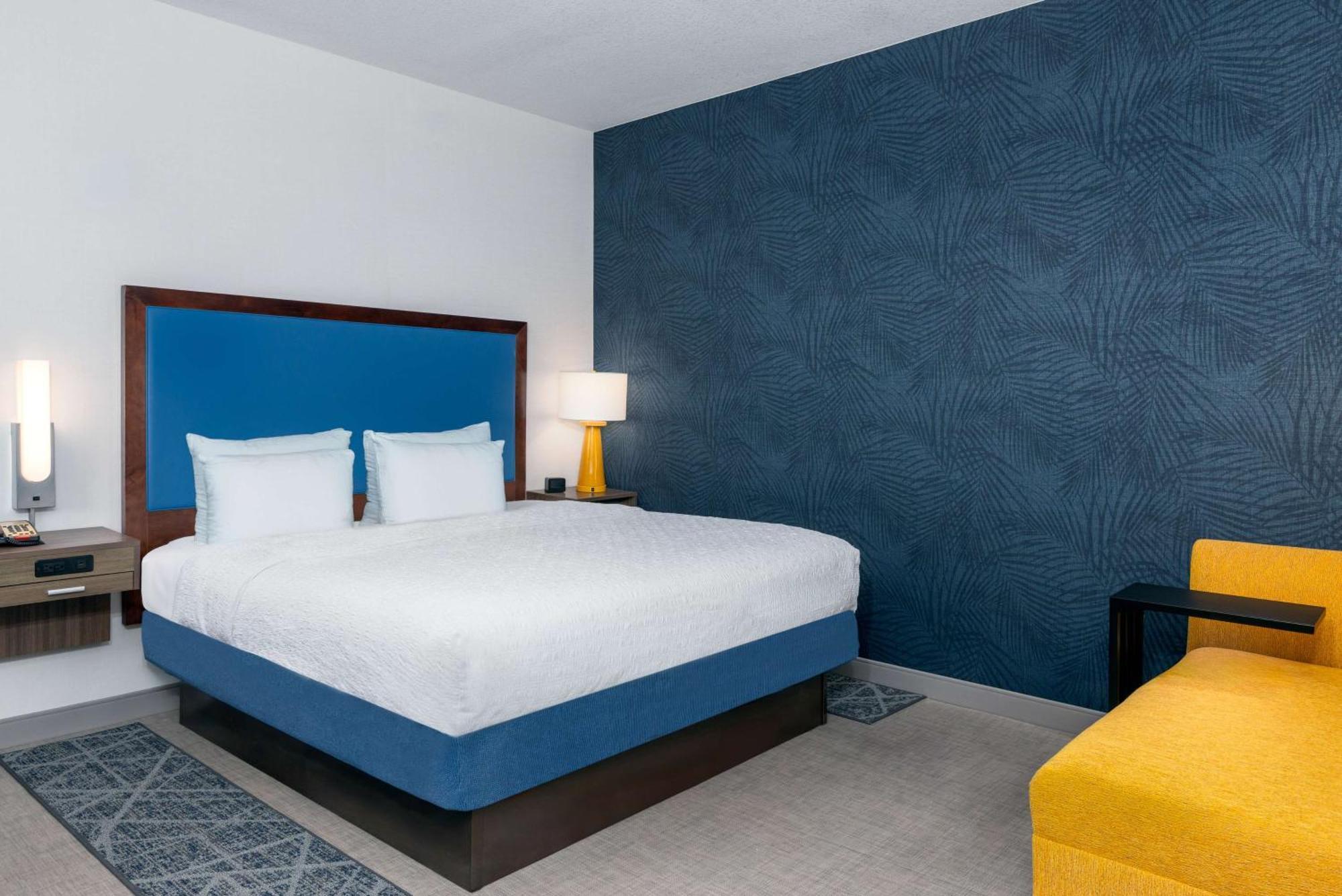 King Room Hearing Accessible with Beach View - Non-Smoking,1641048510:JPEG