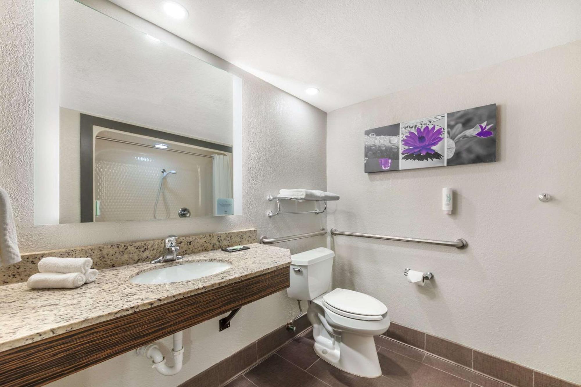 Queen Room - Disability Access/Non-Smoking