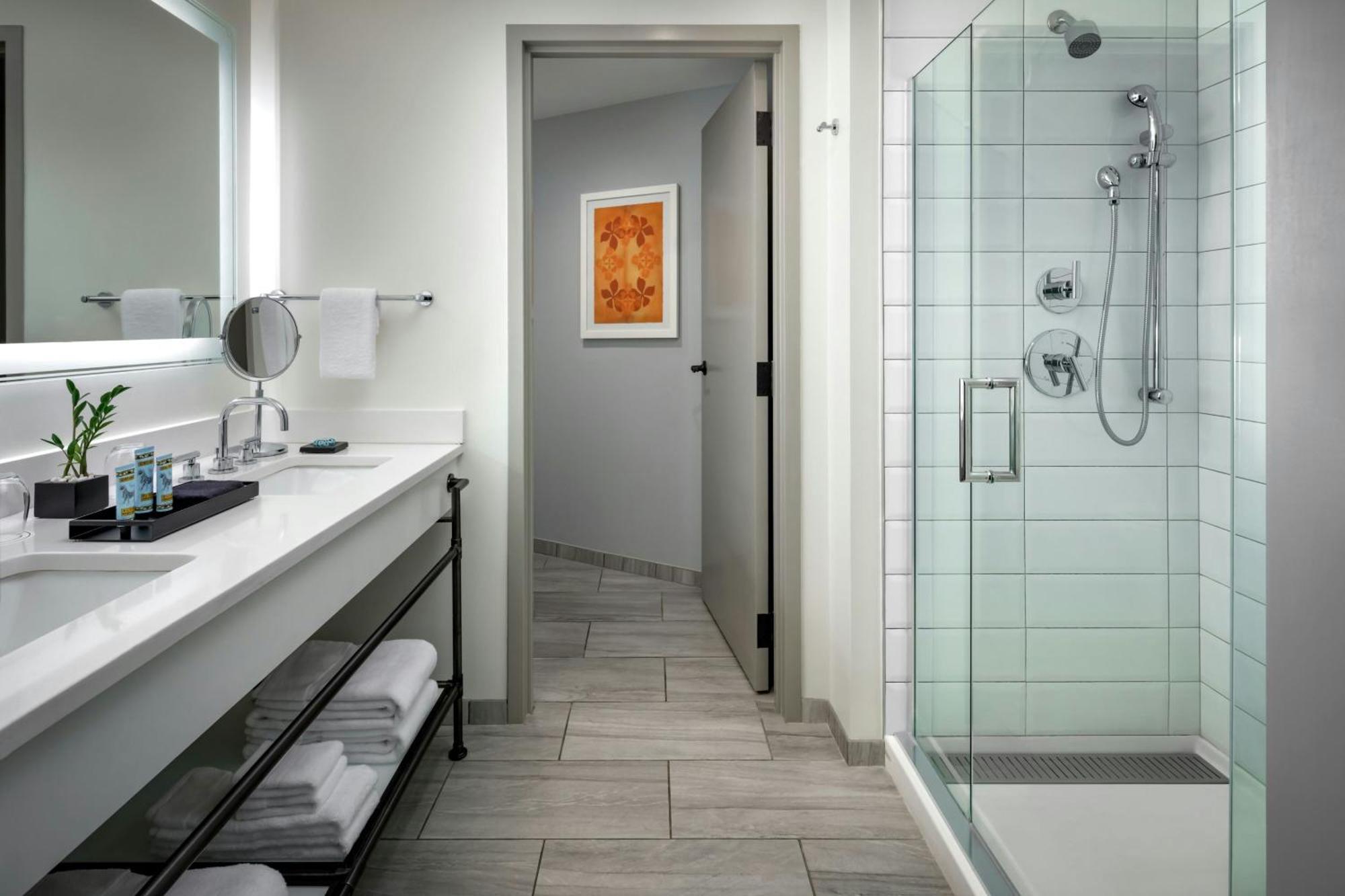 Deluxe King Room Resort View Balcony Mobility Accessible or Roll Shower Tower,1643153160:JPEG