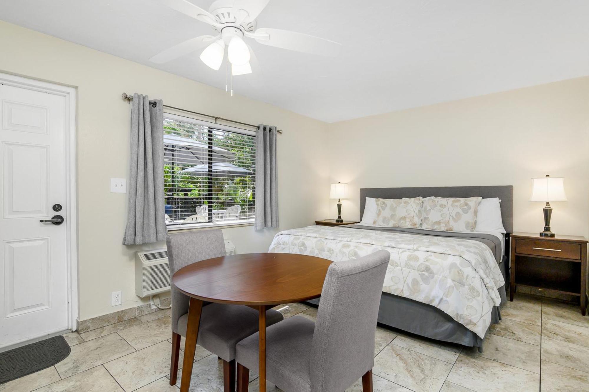 Queen Bed Room Kitchenette