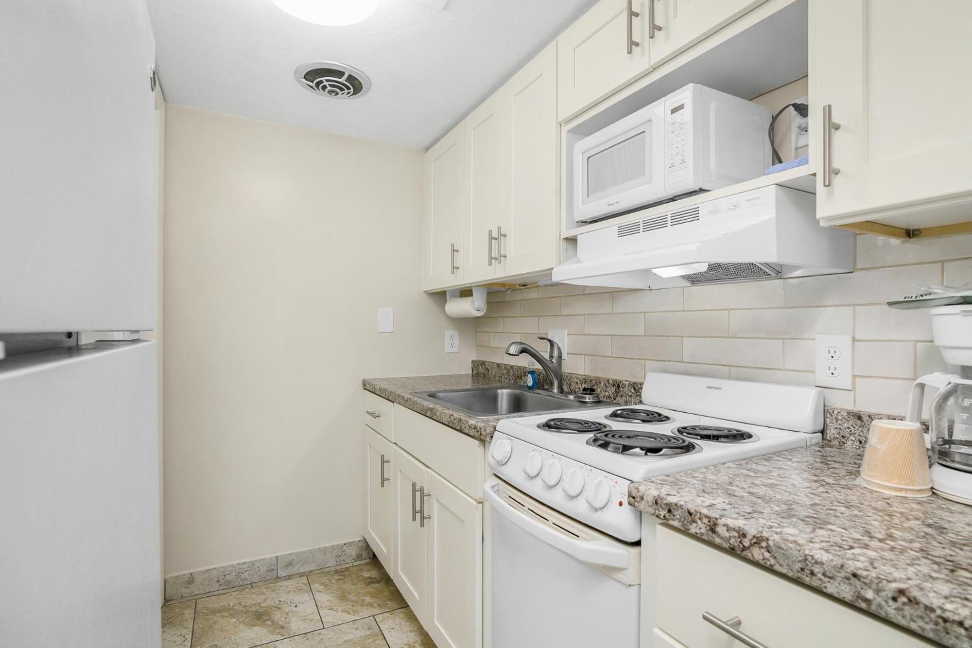Queen Bed Room Kitchenette