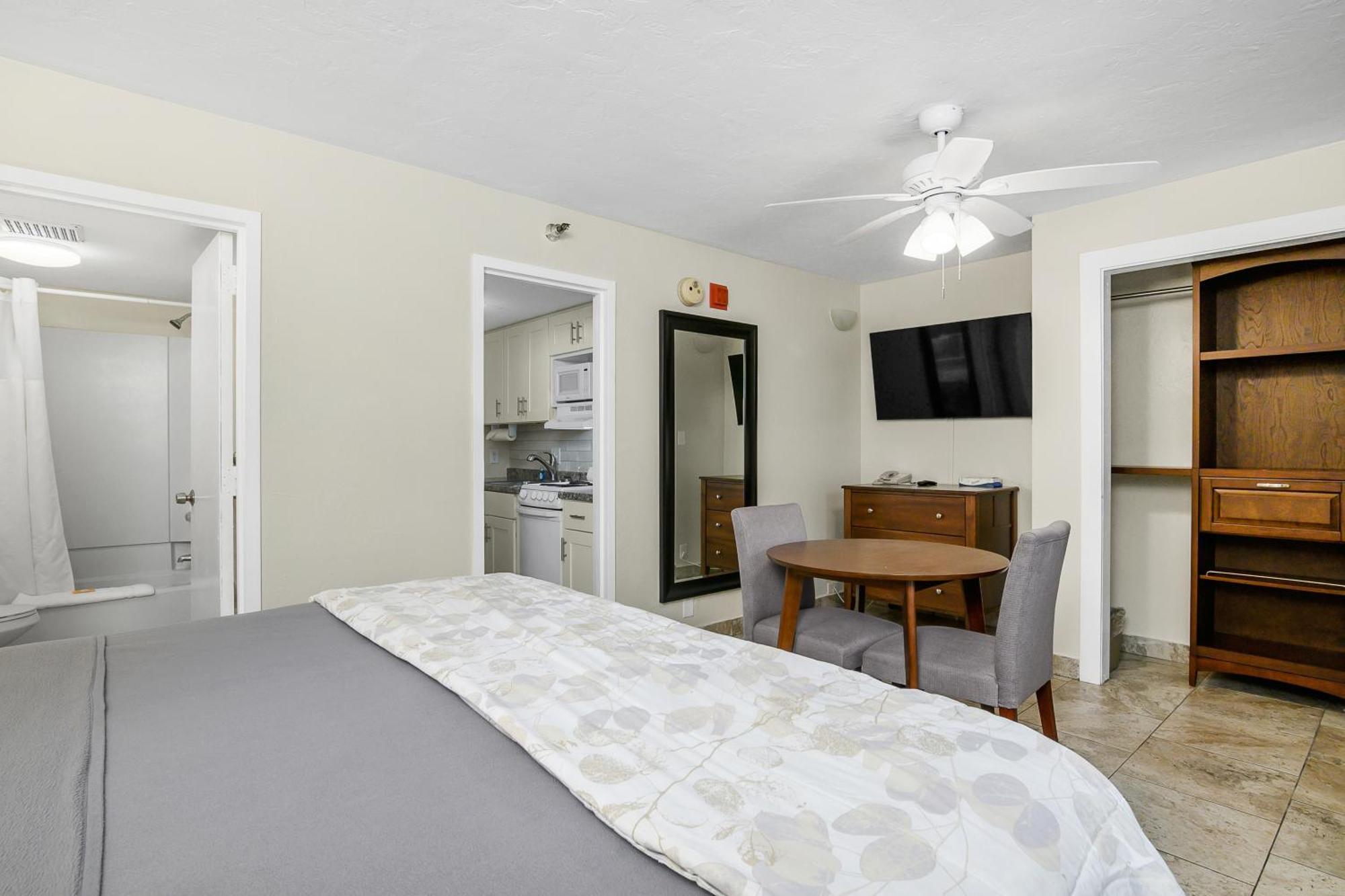 Queen Bed Room Kitchenette