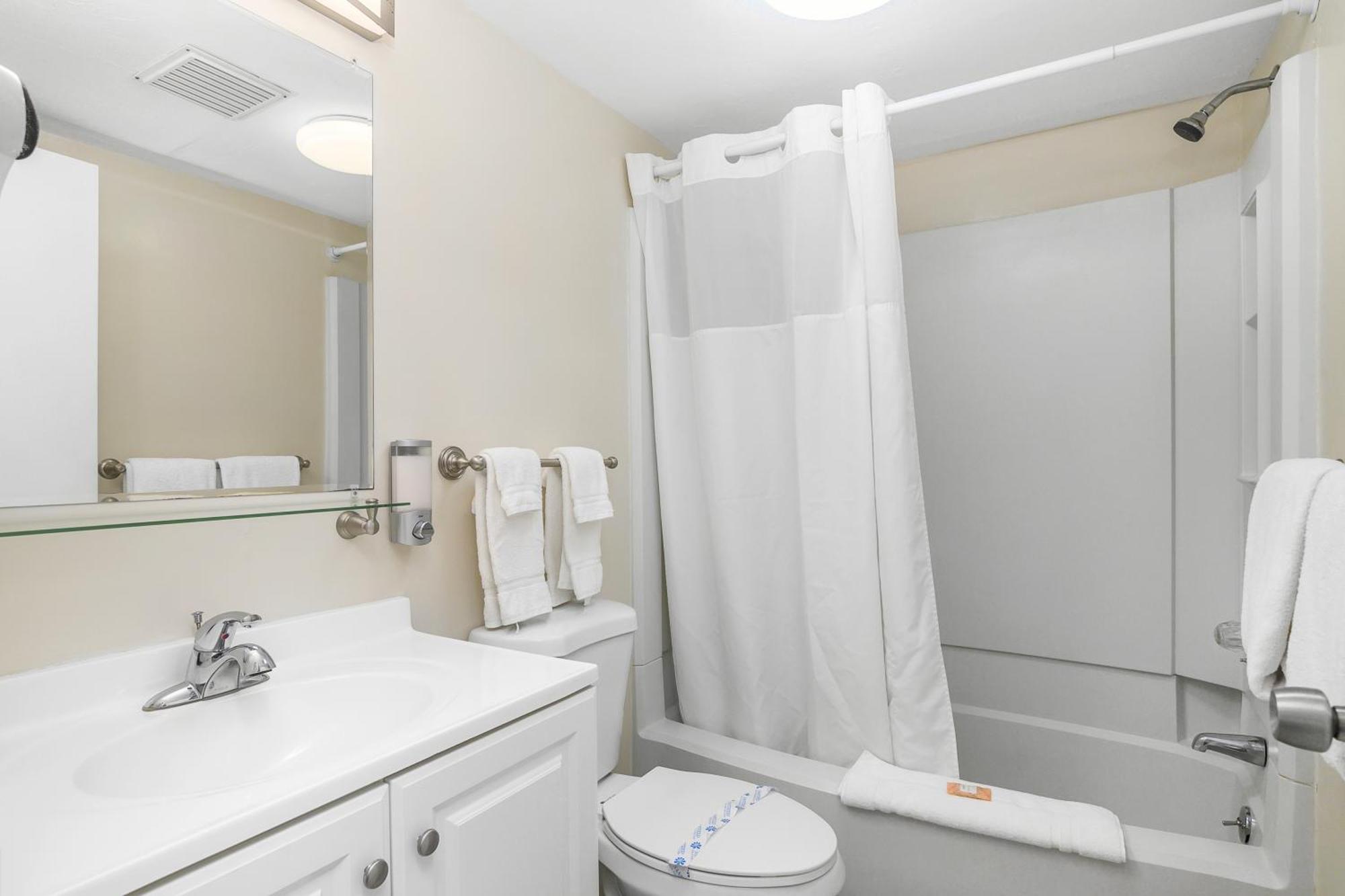 Queen Bed Room Kitchenette