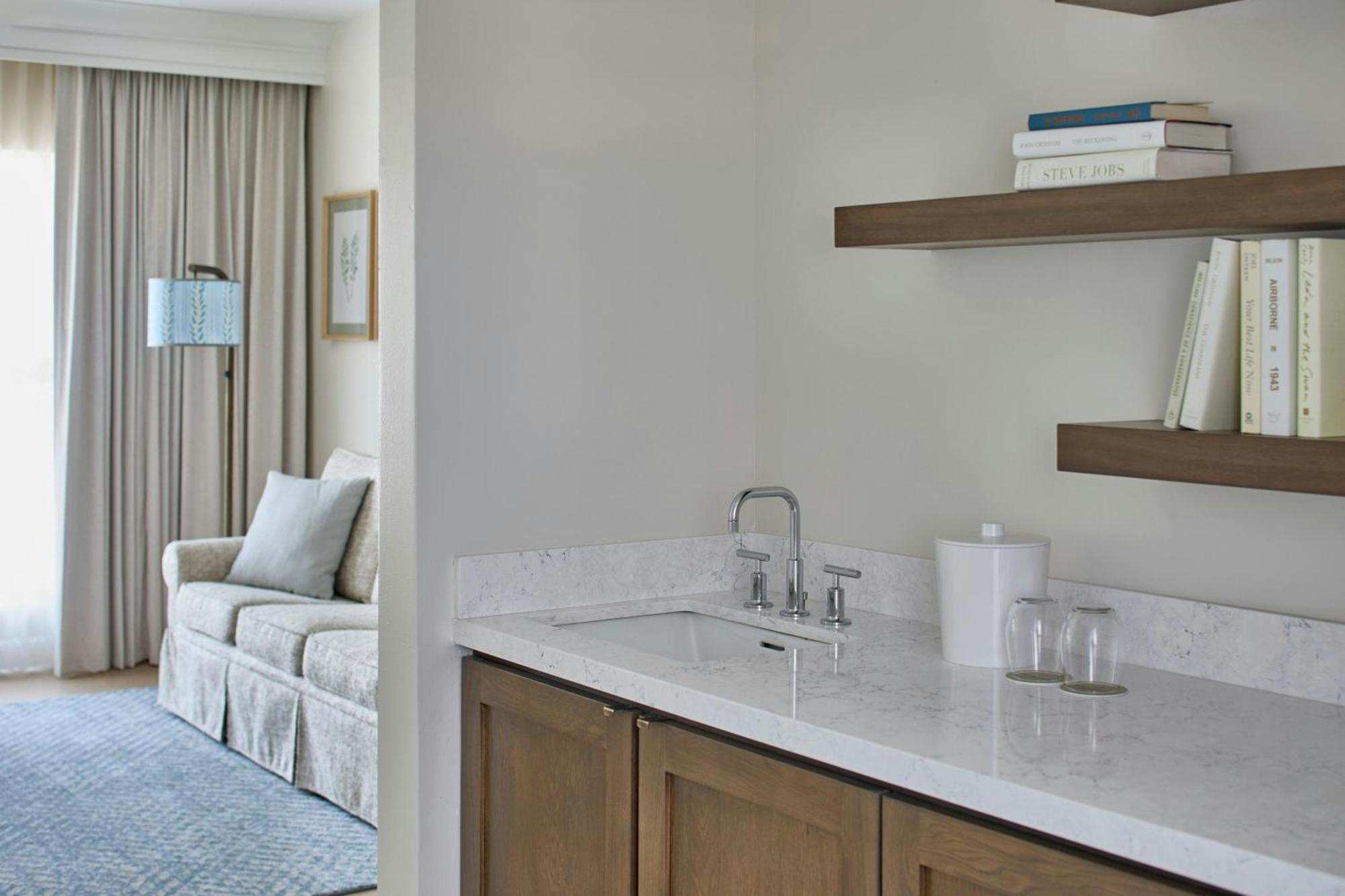 1 Bedroom Suite 1 King Sofa bed