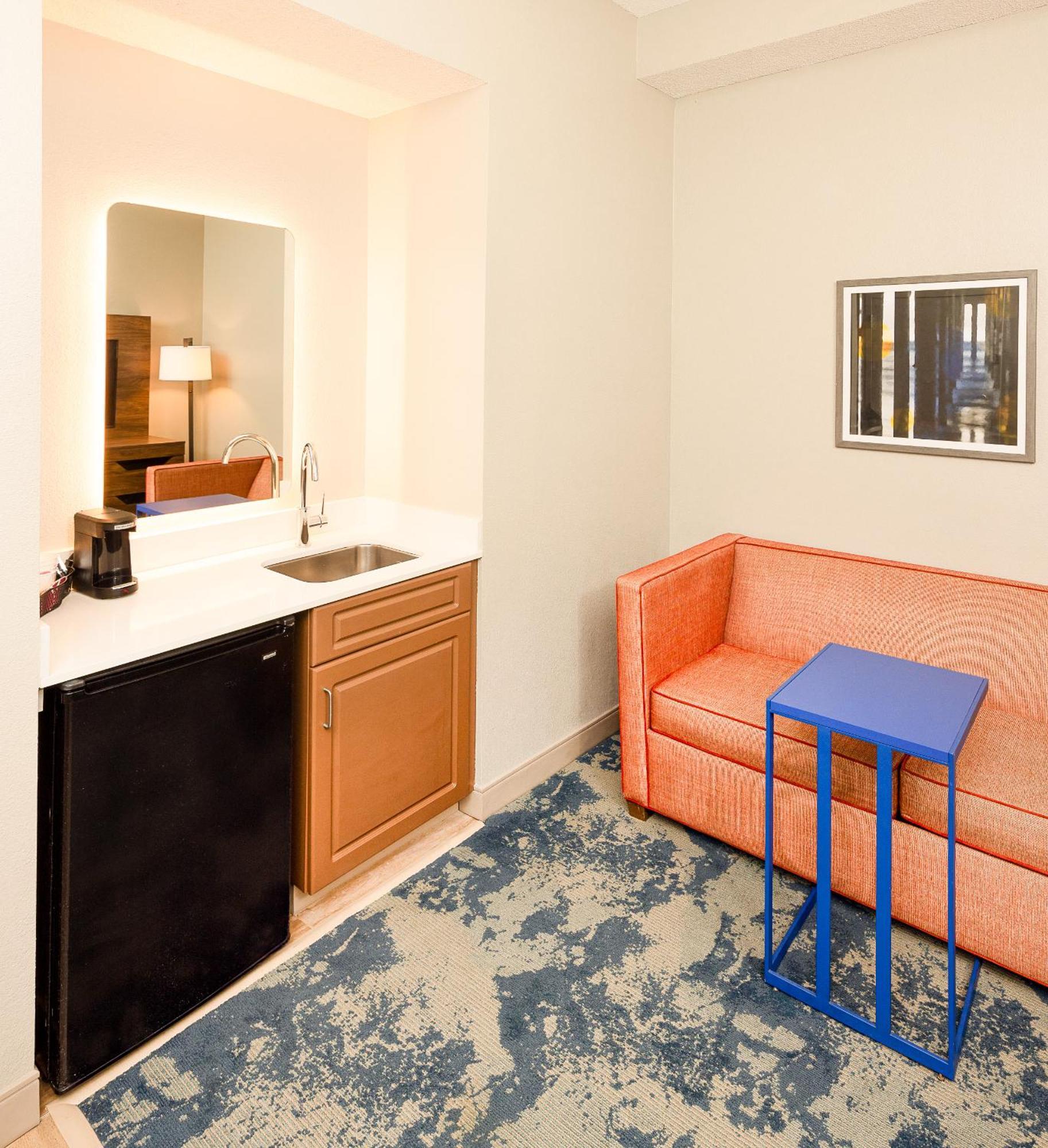 Queen Room Two Queen Beds City View Non-Smoking