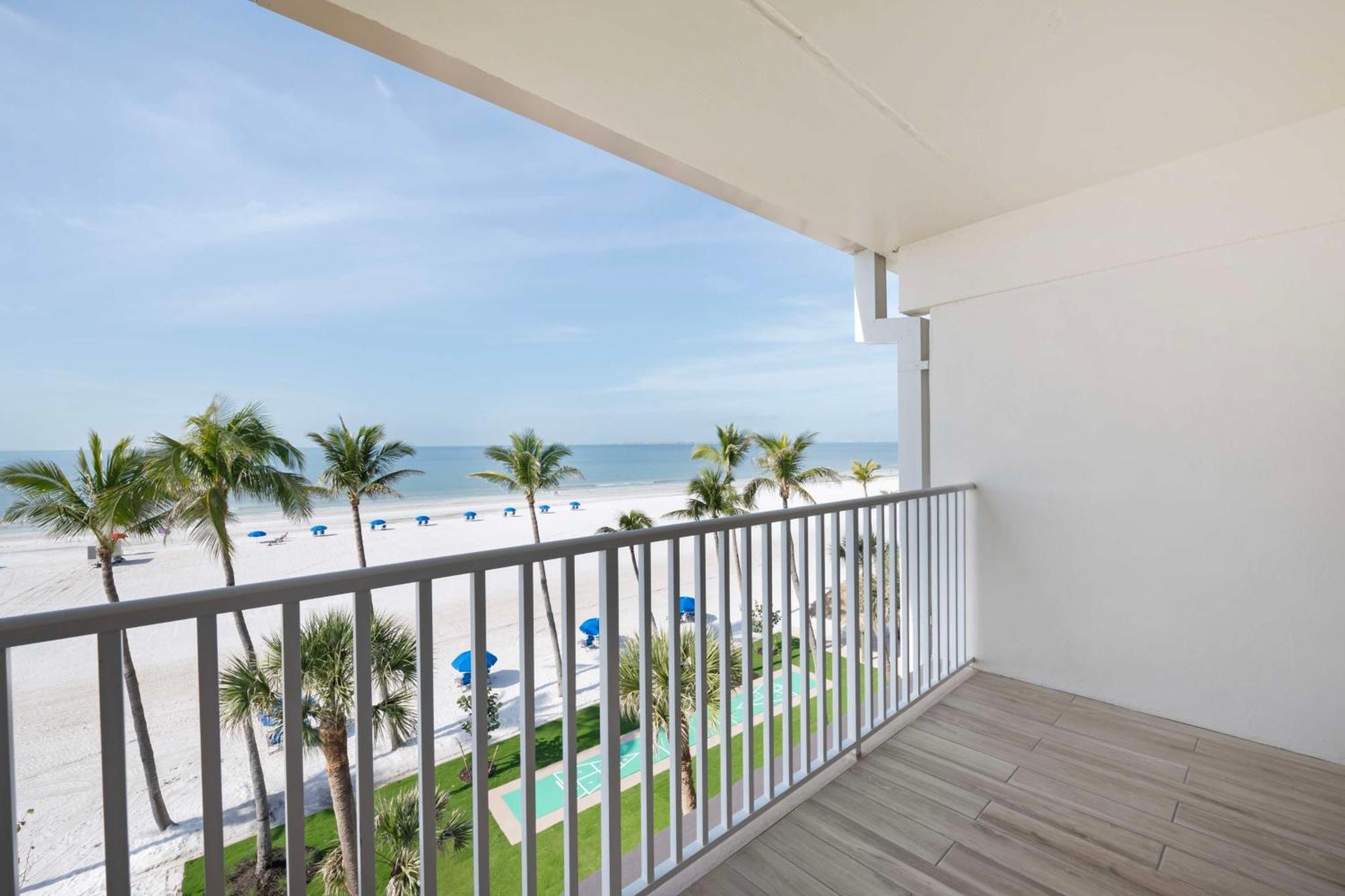 King Room Balcony Gulf View Kitchen Top Floor or Non-Smoking