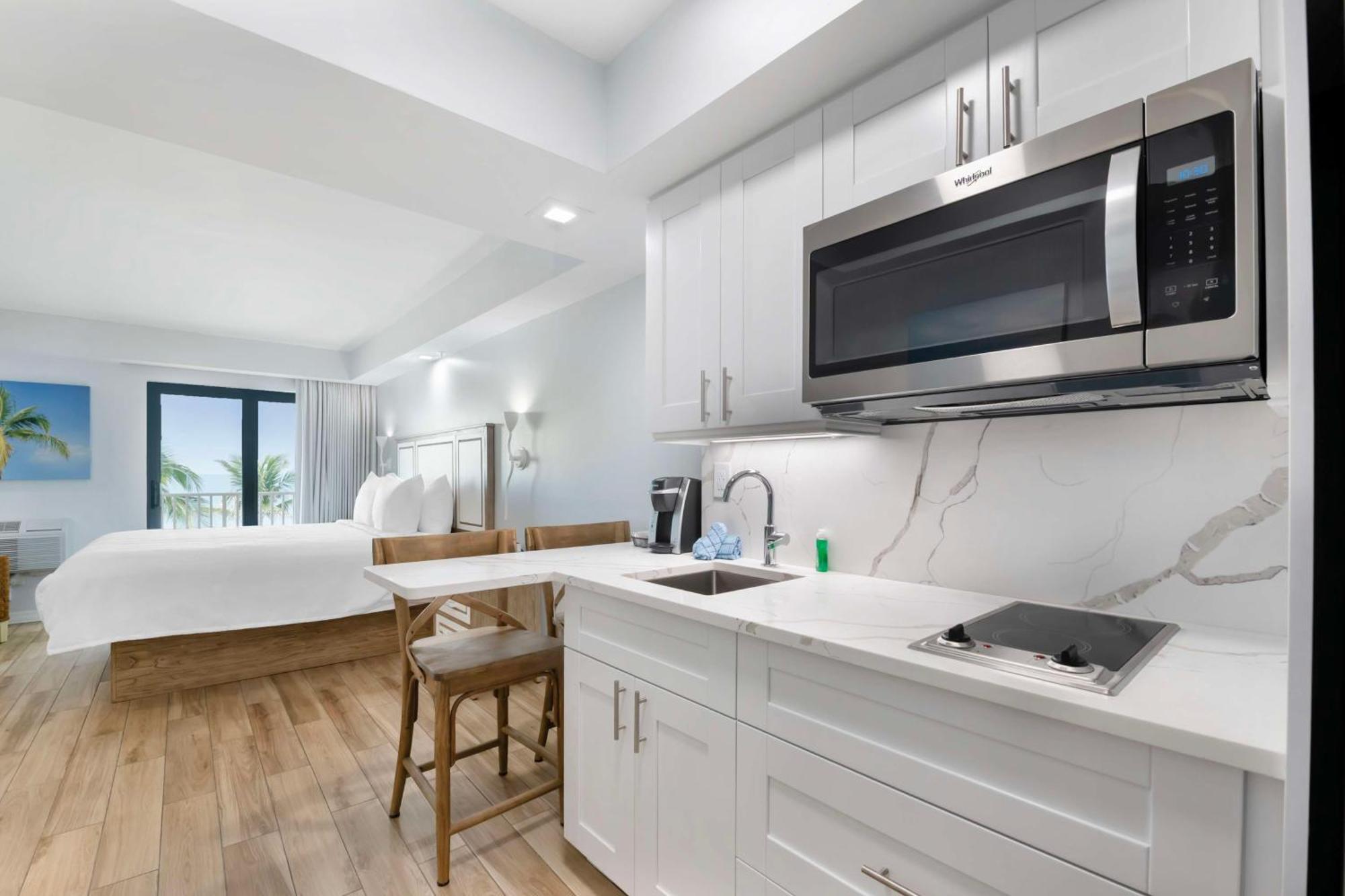 King Room Balcony Gulf View Kitchen Top Floor or Non-Smoking