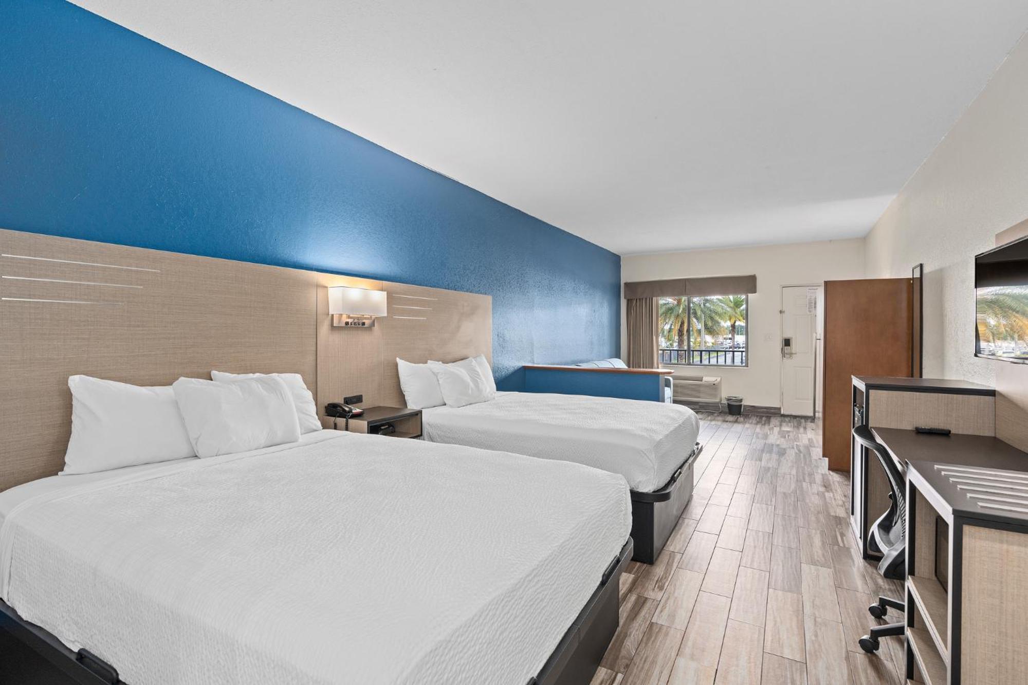 Studio Suite Two Double Beds Non-Smoking