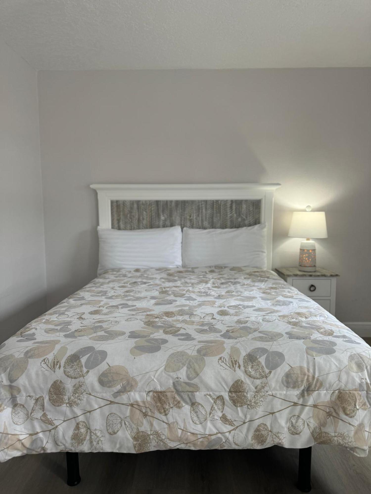 Standard Queen Room