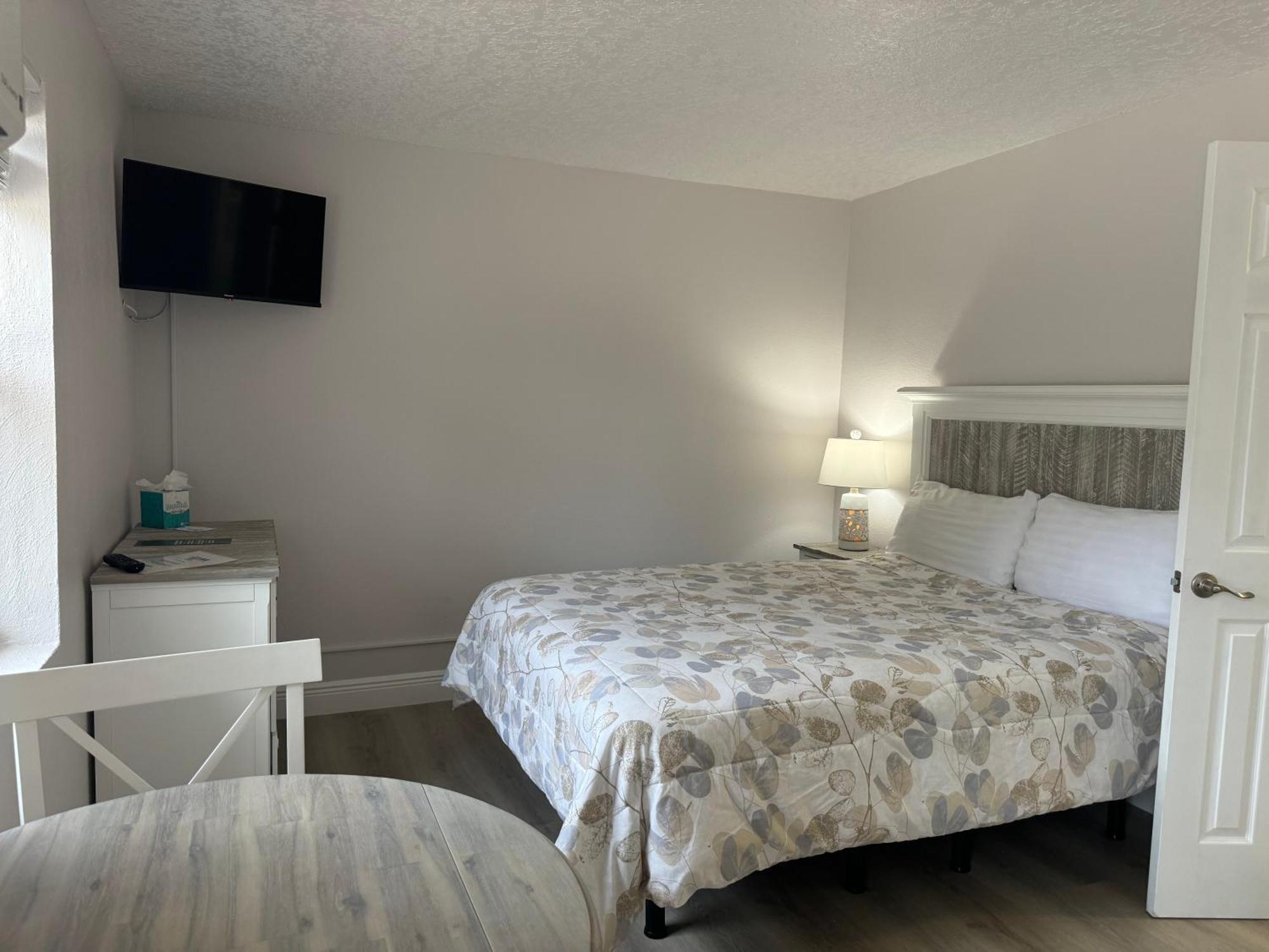 Standard Queen Room