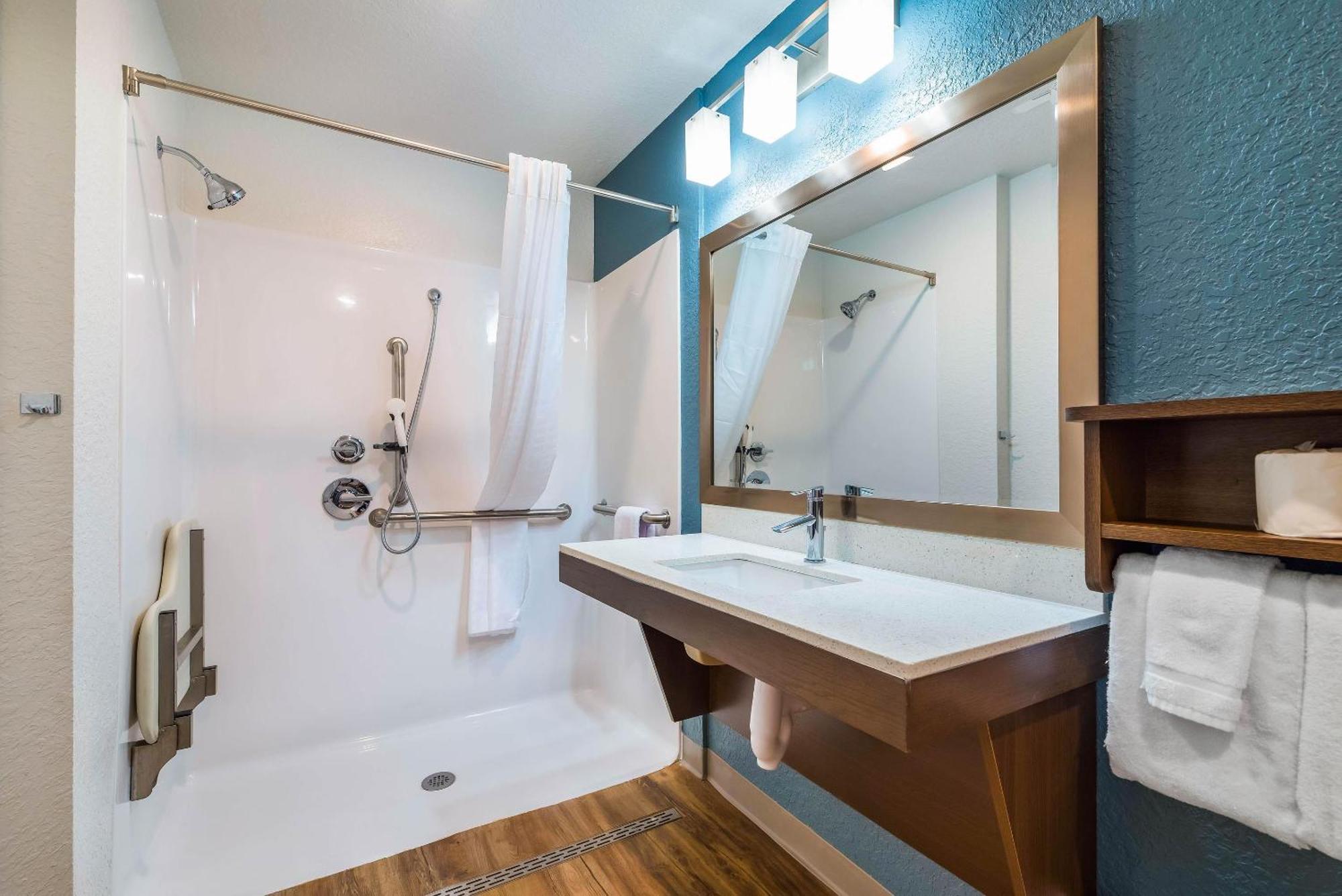 Queen Room Roll Shower Disability Access or Non-Smoking