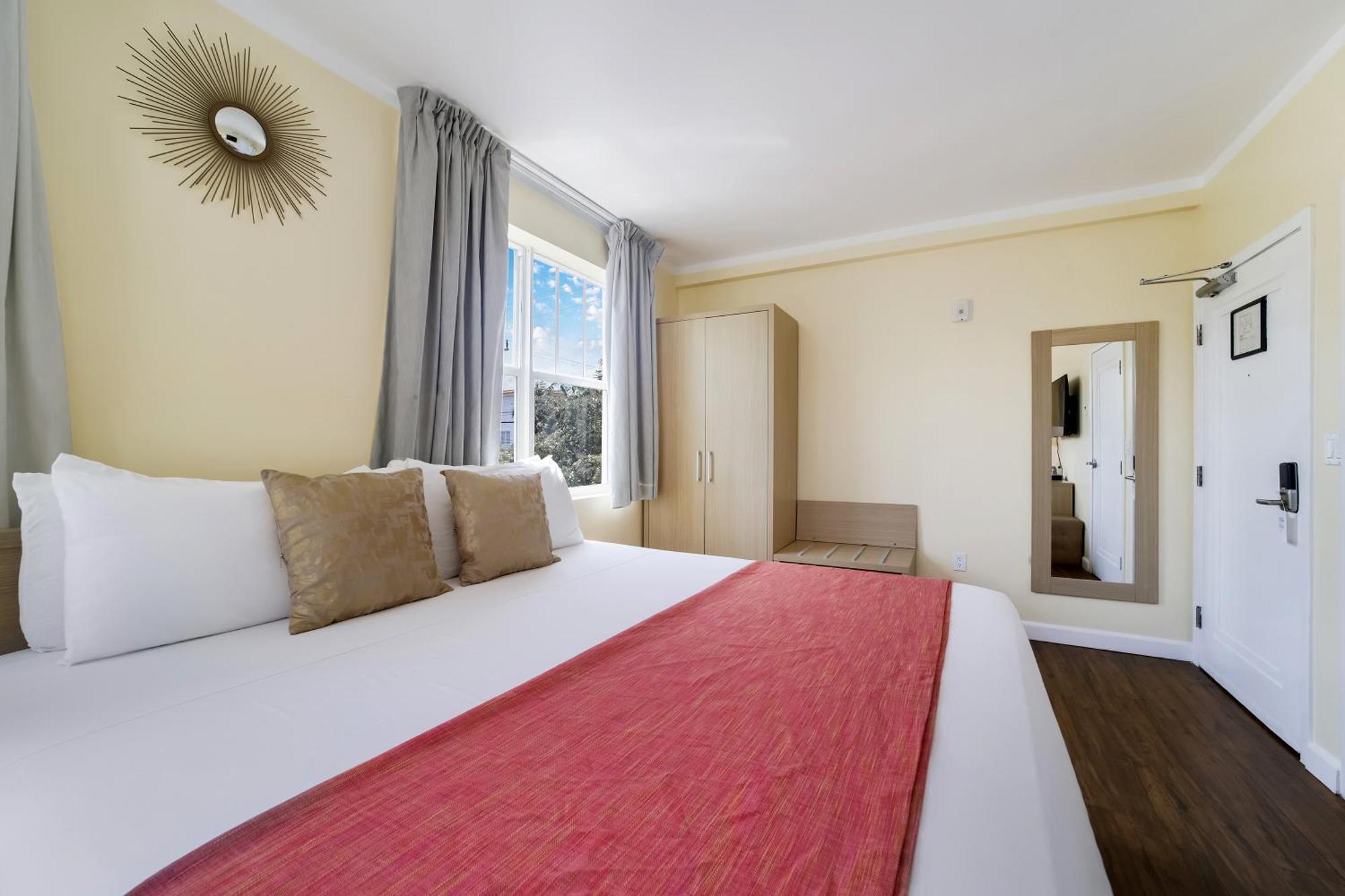 Deluxe King Room (Self Check-in),1673450042:JPEG