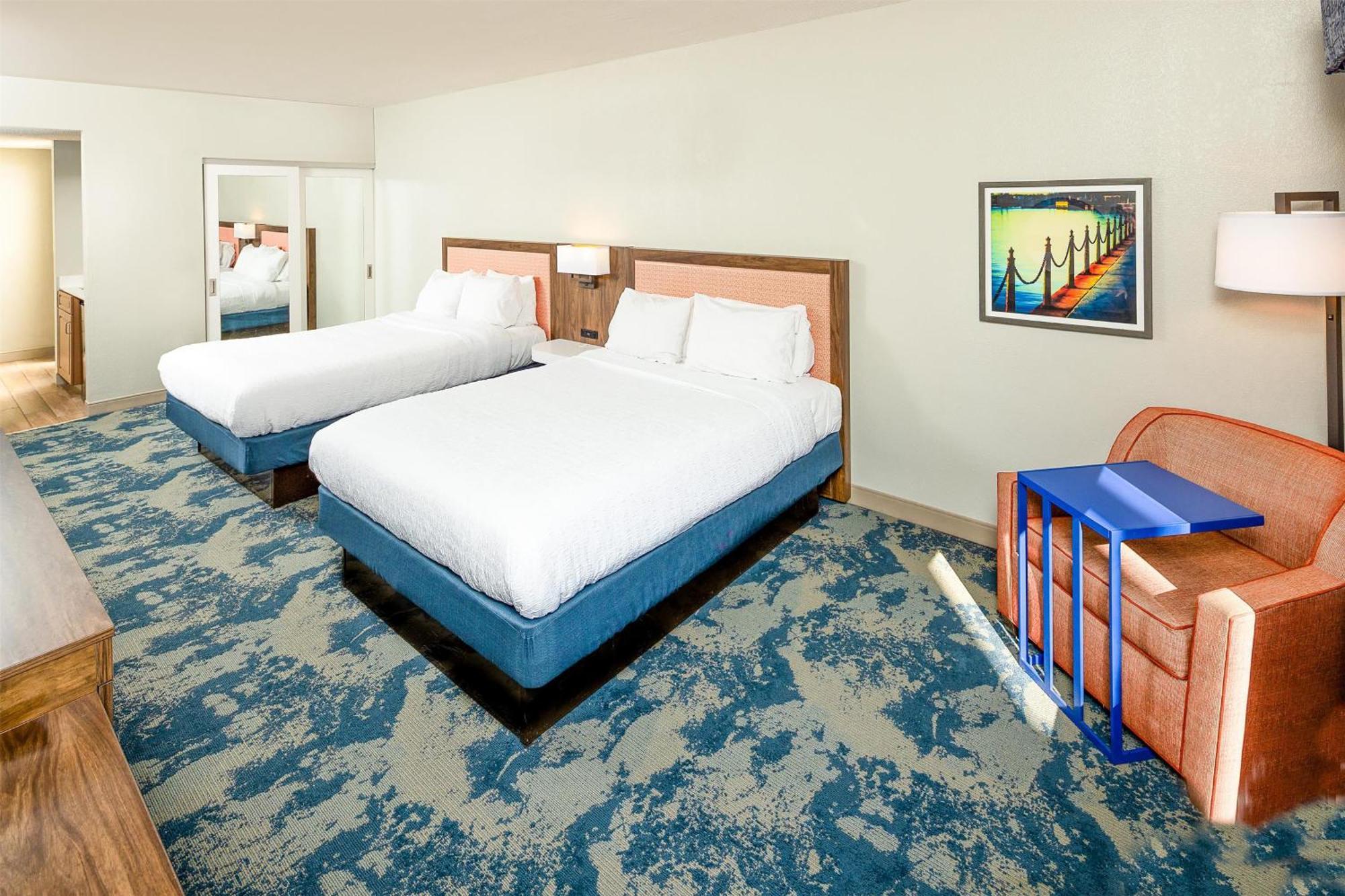 Queen Room Two Queen Beds City View Non-Smoking