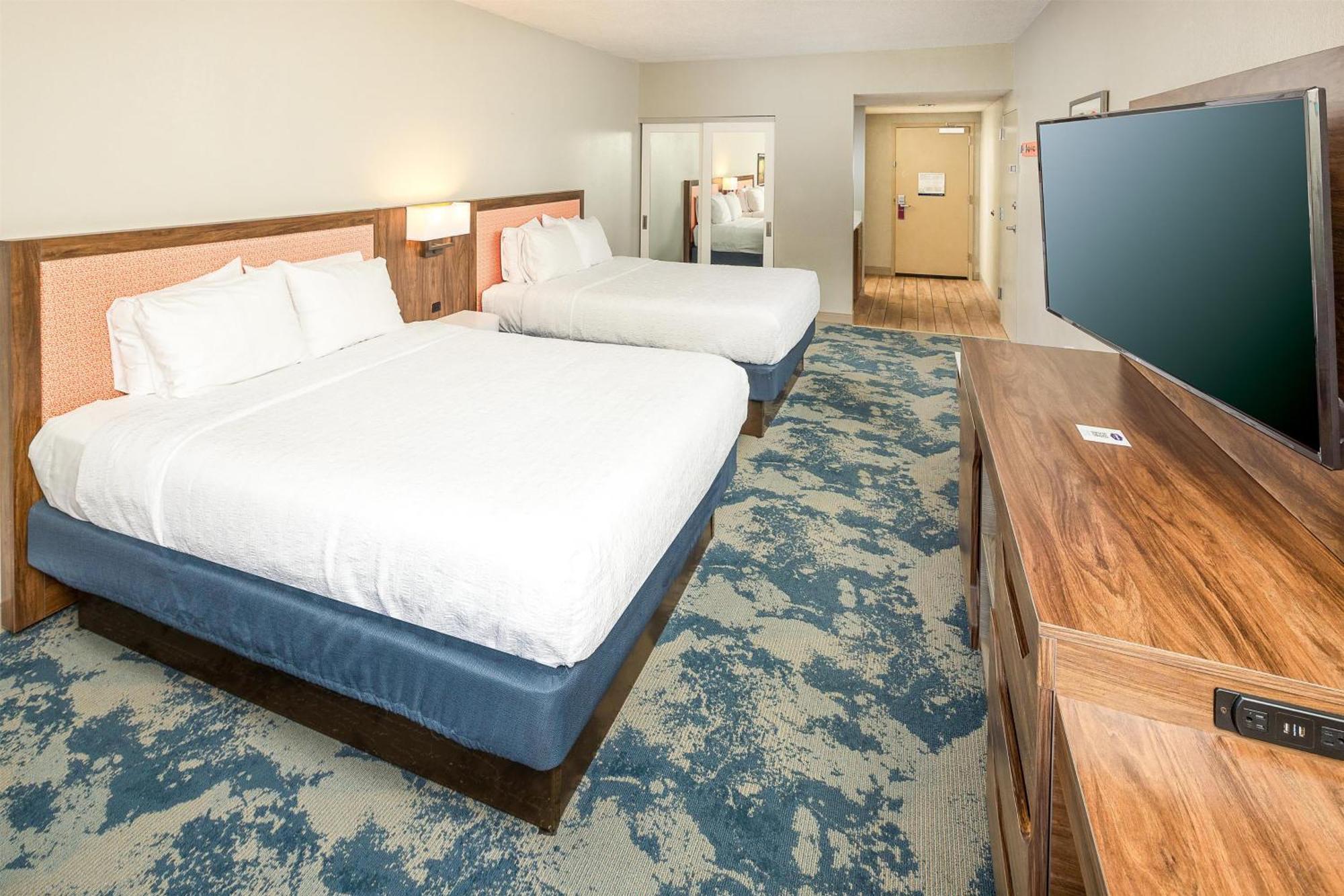 Queen Room Two Queen Beds City View Non-Smoking