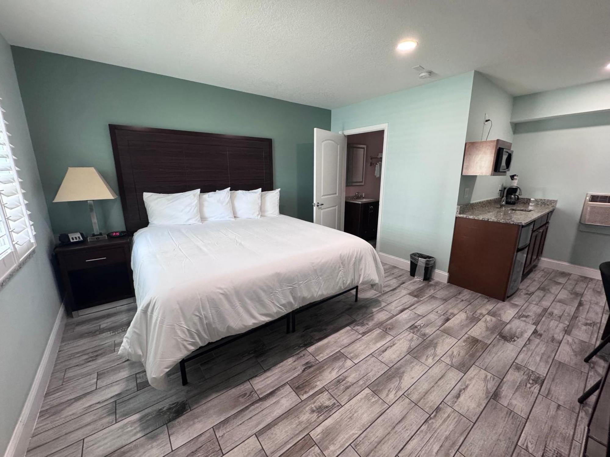 Standard King Room,1714106107:JPEG