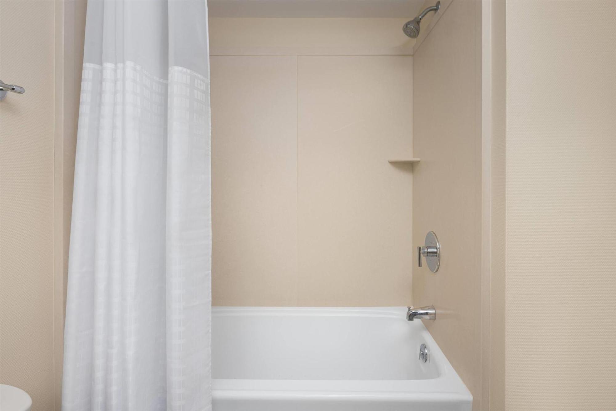 Luxury One Bedroom Suites 2 Queen Beds Lake View NO RESORT FEE